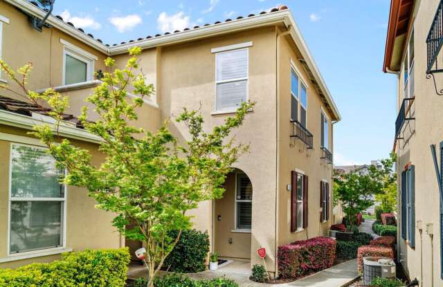 Beautiful 2 bed 2 bath located in Elk Grove! Gallery 1