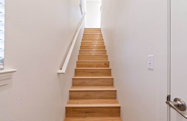 2 Bedroom 1.5 Bath townhouse with private balcony and 2 car garage Gallery 3