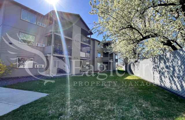 3rd Floor Two Bedroom, One and a Half Bathroom Unit With View Gallery 2