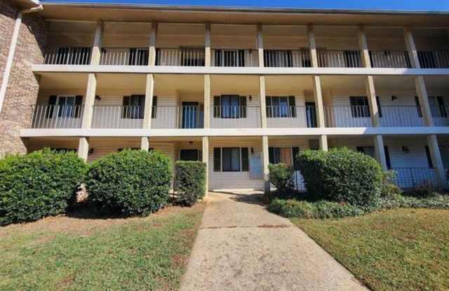 COMING SOON! Charming 2BR 1BA Apartment w/ On-Site Parking near Downtown Columbia, SC photos photos