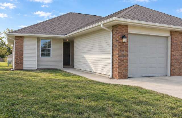2 Bedroom - 2 Bathroom Duplex Fordland MO Available March 5th Gallery 1