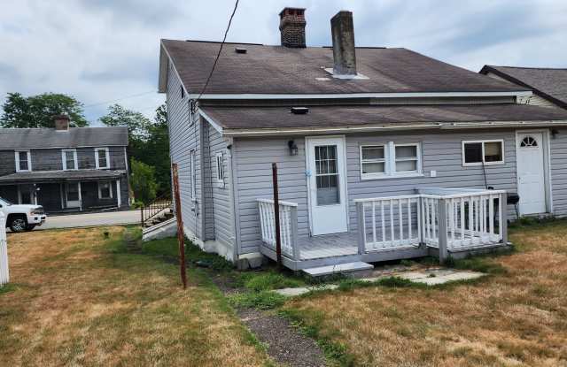 Available NOW! 1 Bed 1 Bath Home Gallery 4
