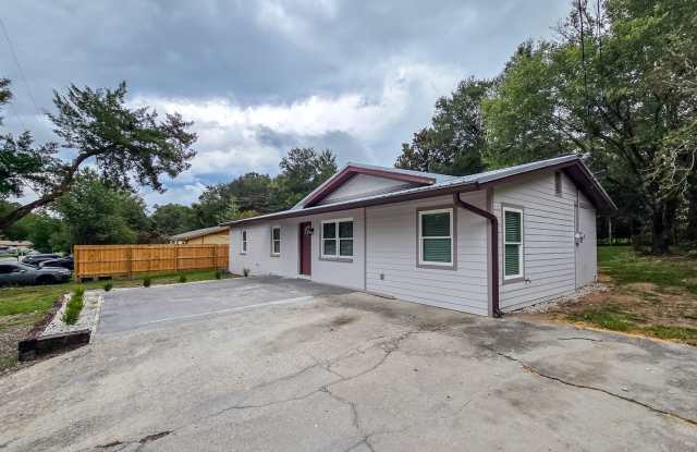 Newly Renovated 4/2 in Plantation Hills in Alachua Gallery 3