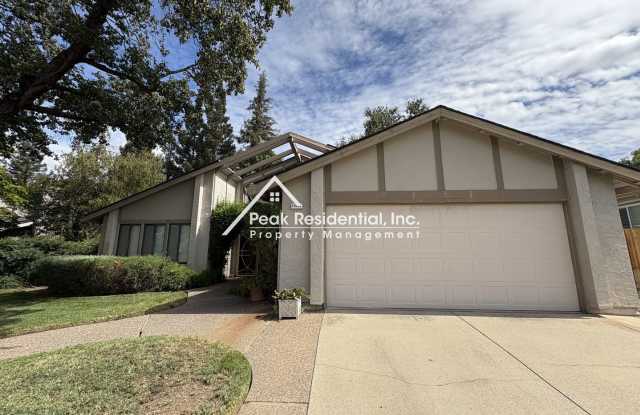 Beautiful Gold River 3bd/2ba Home with 2 Car Garage Gallery 4