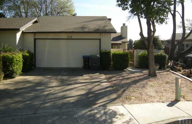 Lovely duet with easy access to shopping and I-80. photos photos
