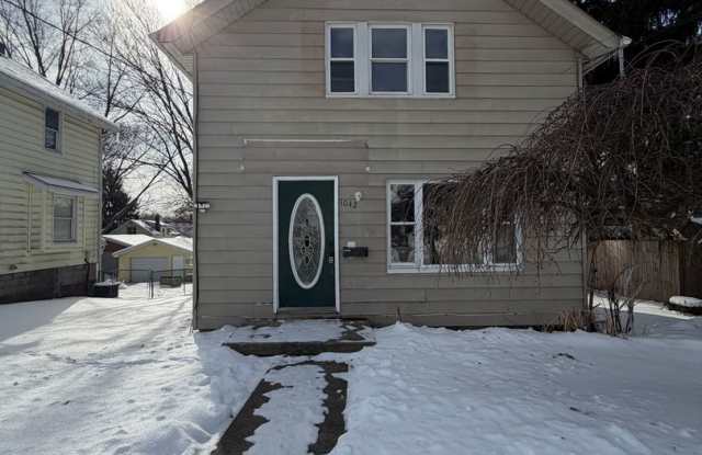 Spacious 4-Bedroom Barberton Home – Open House Wednesday, February 11th! - 1042 Columbus Avenue, Barberton, OH 44203