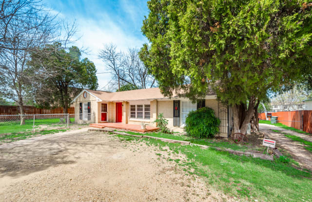 1427 Forest Ln - 1427 Forest Lane, Garland, TX 75042