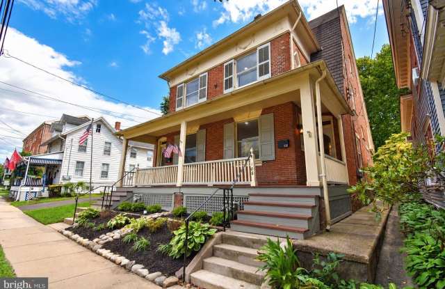 108 E WASHINGTON Avenue Gallery 1
