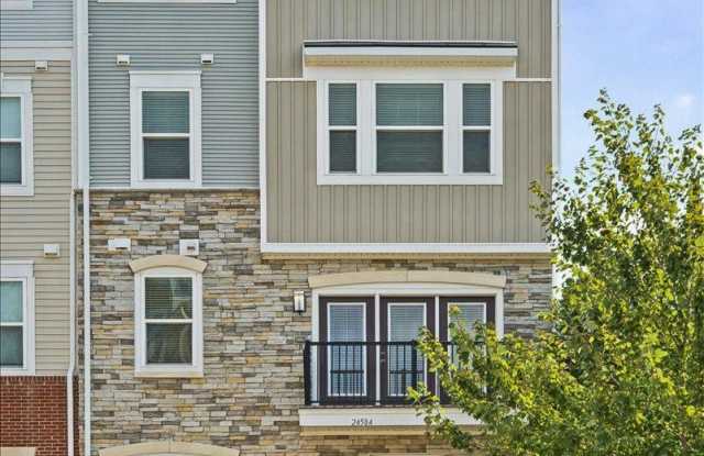 24584 ROSEBAY Terrace Gallery 1