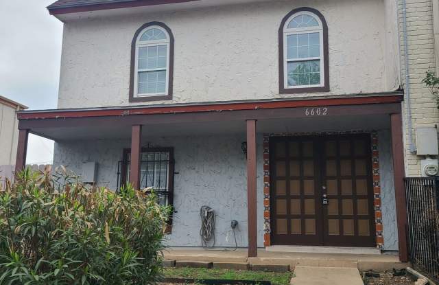 Spacious 2 BR/2.5 bath townhome near the Medical Center w/a fenced in yard! photos photos