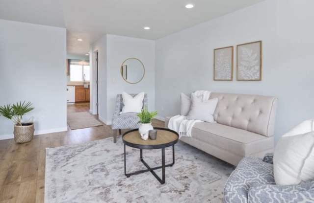 Updated 2 bedroom Townhome - W/S  Garbage included photos photos