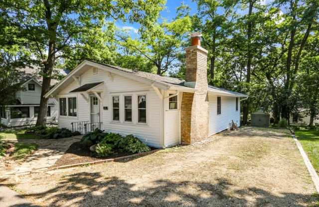Fontana Furnished Cottage Near Geneva Lake Available for Monthly  Mid-Term Rentals photos photos