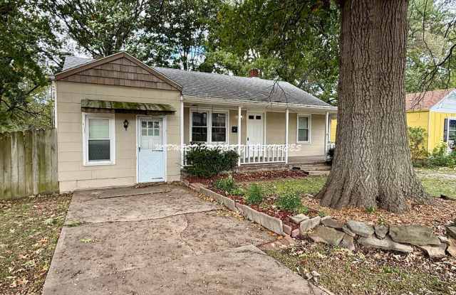 Charming Bungalow in Downtown Lee’s Summit! Gallery 3