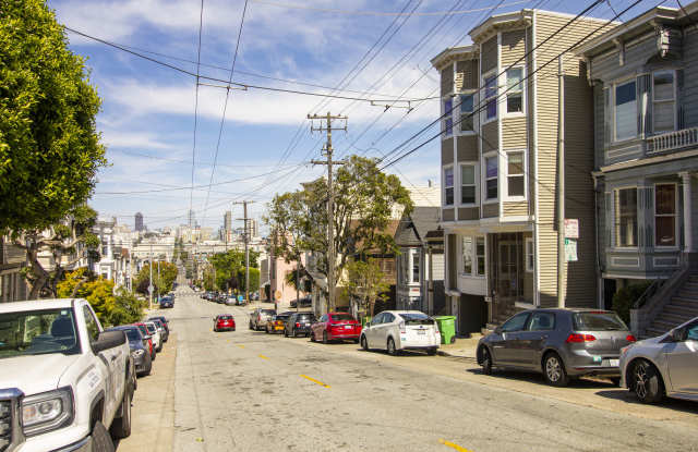 2737 SUTTER Apartments Gallery 4