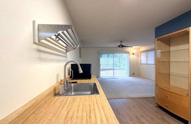 3 Bedroom, 2.5 Bathroom House with Carport Gallery 4