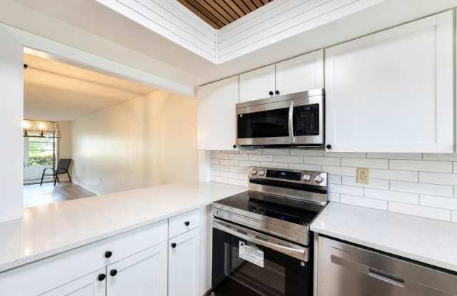 AVAILABLE NOW! Beautifully Renovated First-Floor Condo with Peaceful Screened Lanai Gallery 3