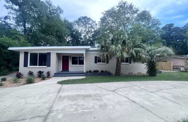 3857 West University Avenue photos photos