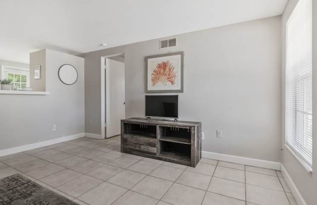 Move-In Ready 1BR/1BA Duplex in Brandon, FL — $1,250/Month, Across from Brandon Mall Gallery 4