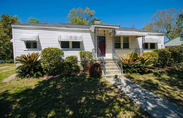 Charming 3 Bedroom, 1 Bath Bungalow Gallery 1