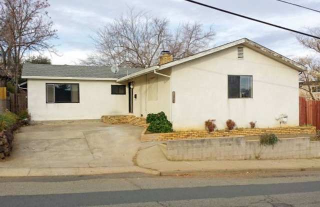 MOVE IN SPECIALL!!! $500 OFF FIRST MONTH'S RENT! Loads of Square Footage for the Price! photos photos