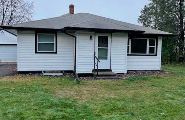 3BR Single Family Home Available NOW on Eau Claire's Northside! - 4927 Jeffers Road, Eau Claire, WI 54703