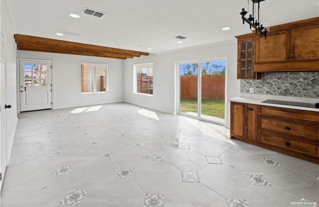 1404 E Karen Drive Gallery 4