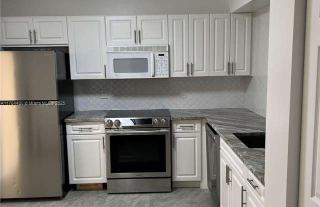 808 Lakeview Cir - 808 Lakeview Circle, Royal Palm Beach, FL 33411 808 Lakeview Cir - 808 Lakeview Circle, Royal Palm Beach, FL 33411