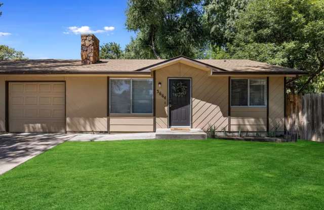 Pet Friendly- Large Backyard in Boise Gallery 1