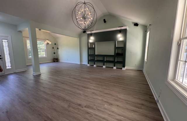 Spacious 3BR/2.5BA Hickory Home with Bonus Room Gallery 3