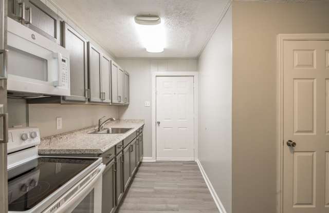 Beautifully FULLY RENOVATED 2 Bdr 1 bath in Maryville, TN - Available Immediately!! photos photos