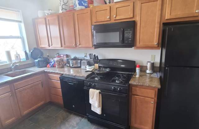 5BED/2BATH House w/ HUGE Front Yard and Deck! Gallery 4