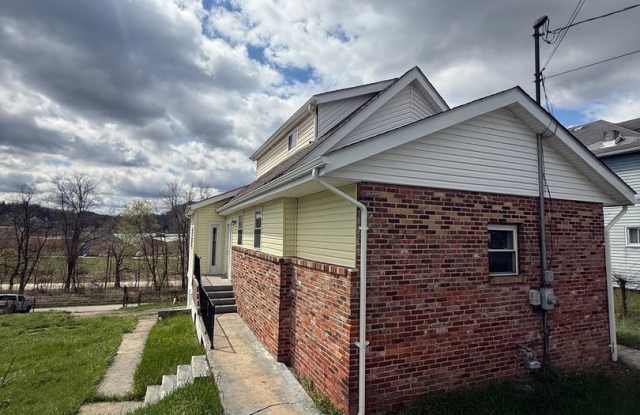 4 Bed 1 Bath House in Jeanette! photos photos