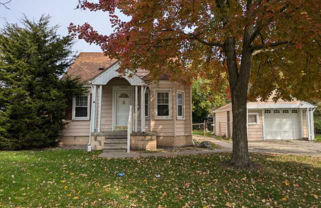 19985 Kenosha 3Bed/2 Bath with formal dining room Located in Harper Woods - 19985 Kenosha Street, Harper Woods, MI 48225