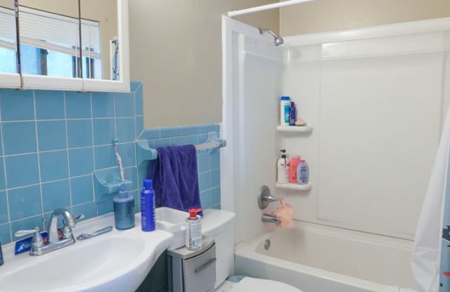 729 Golfview Drive | 2 Bedroom / 1 Bathroom Campus Rental Gallery 4