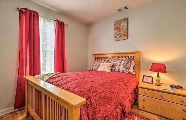 Room in 5 Bedroom Home at Oak Dr Gallery 1