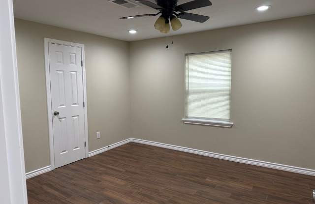 631 Live Oak Apt A Gallery 4