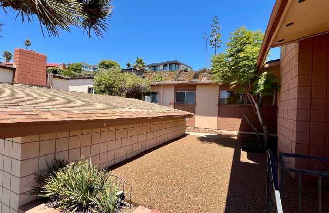 4 Bedroom 2.5 Bathroom Home, Newly renovated Modern finishes Bay and ocean water views Open layout Gallery 4