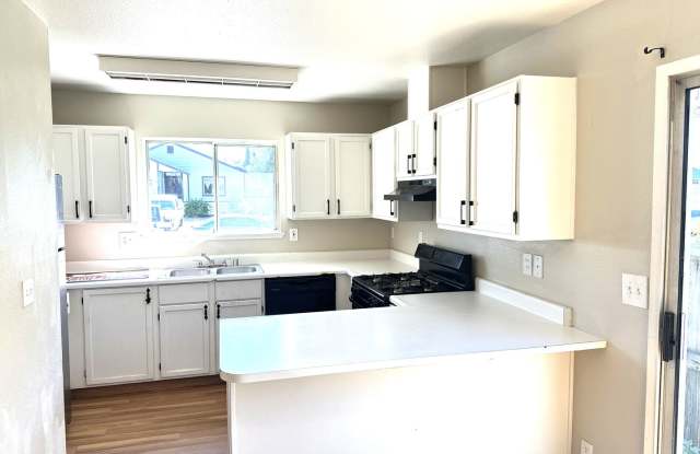 Nice  Quiet single family home in the center of Oakland photos photos