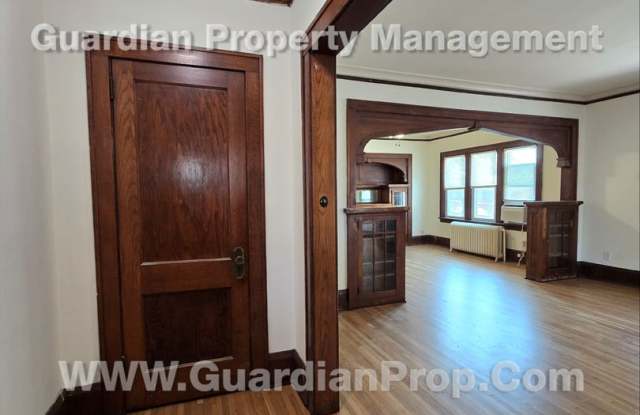 Large main floor duplex unit, Updated Kitchen & Bath, Full Dining Room w/Built-ins + Sunroom, garage stall Gallery 3