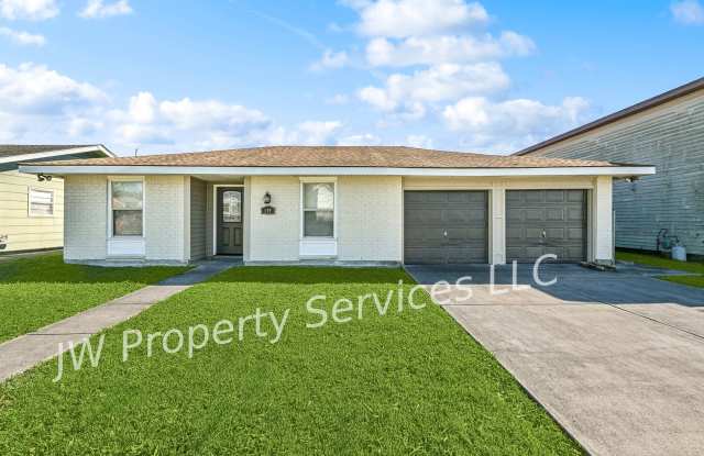 Modern  Spacious 4-Bedroom Home in Gretna - 677 Oakwood Drive, Terrytown, LA 70056