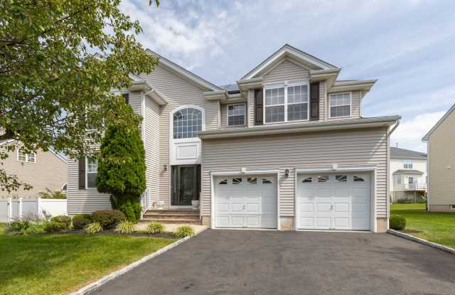4 Beds 2.5 Baths Gallery 1