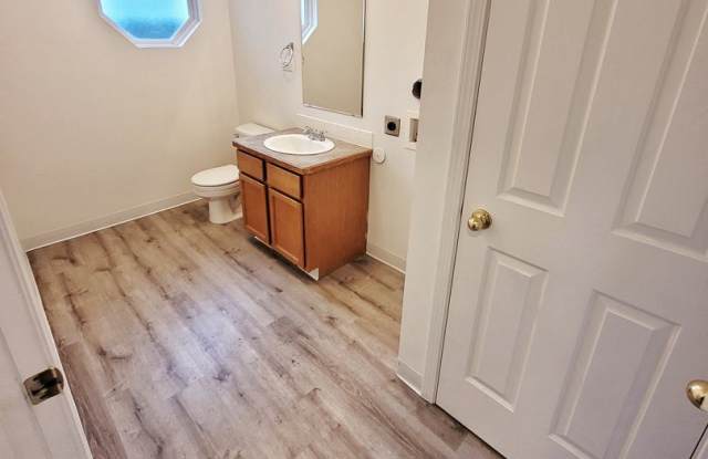 Beautiful 3 bed 1.5 bath Townhome with garage in Nampa! Gallery 4
