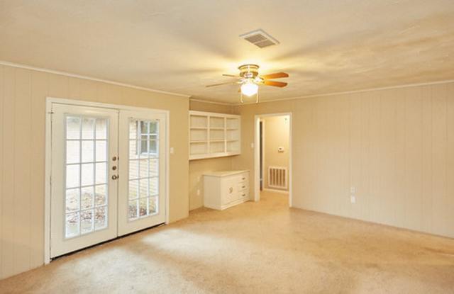 1002 Fleetwood Drive Gallery 2