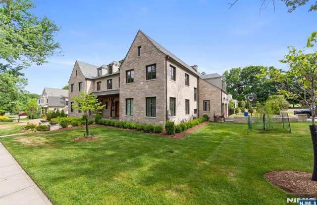 548 W Sylvan Place Gallery 1