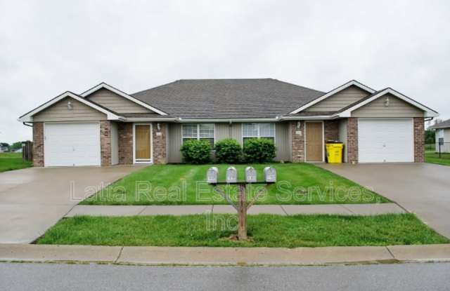 1035 NW Willow Dr photos photos