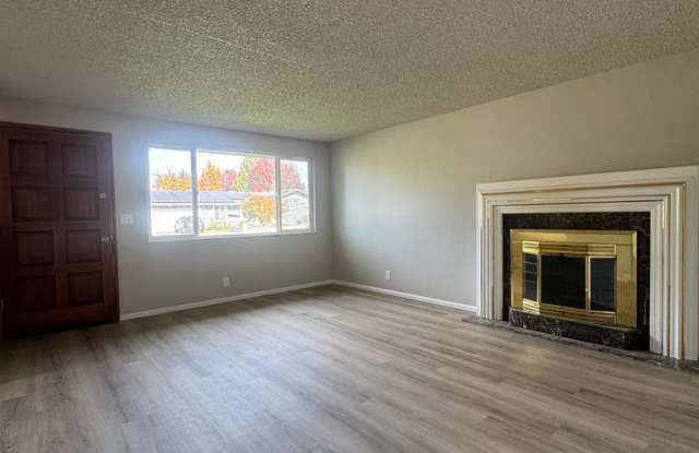 (KIE 1) 2-Bed, 1-Bath Duplex Gallery 3