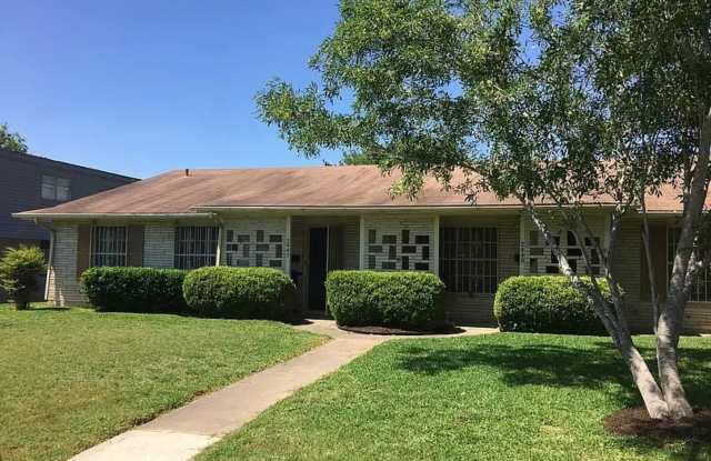 *COMING SOON* 2 Bedroom / 1 Bath Home South Side Lions Park! photos photos