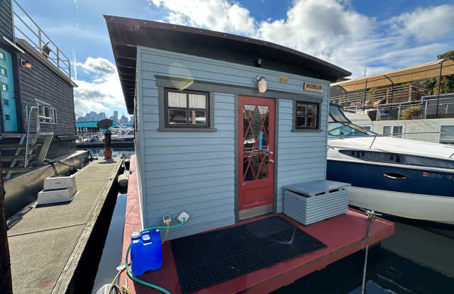 Partially furnished  1 bed 1 bath floating home in Ballard with rooftop deck Gallery 4