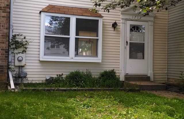 Renovated townhouse in established neighborhood available mid August! photos photos