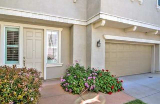 Stunning (Formal Model) 3/3 w/Huge Loft!  Please read entire ad before requesting a viewing!! photos photos